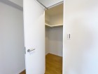 たっぷり入るウォークインクローゼットは奥行きがあるのでたくさん収納できます。