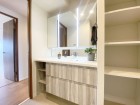 十分な大きさの洗面台は、身だしなみチェックや歯磨きなど、朝の慌ただしい時間でも余裕とゆとりを感じて頂けます。