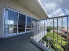 日差しの差し込むバルコニー