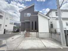 爽やかな青空の下に贅沢なほどに降り注ぐ陽光、豊かな居住性と、クオリティが見事に調和した住空間は、住まうことの喜びを感じさせてくれ
