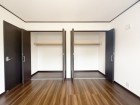 各居室にしっかりサイズの収納がございます。