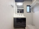 十分な大きさの洗面台は、身だしなみチェックや歯磨きなど、朝の慌ただしい時間でも余裕とゆとりを感じて頂けます。