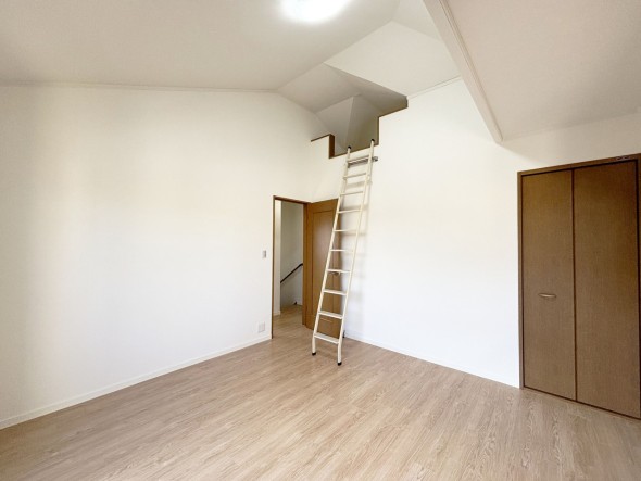 フローリングの部屋は清潔感があり、日々のお掃除も楽で助かりますね！