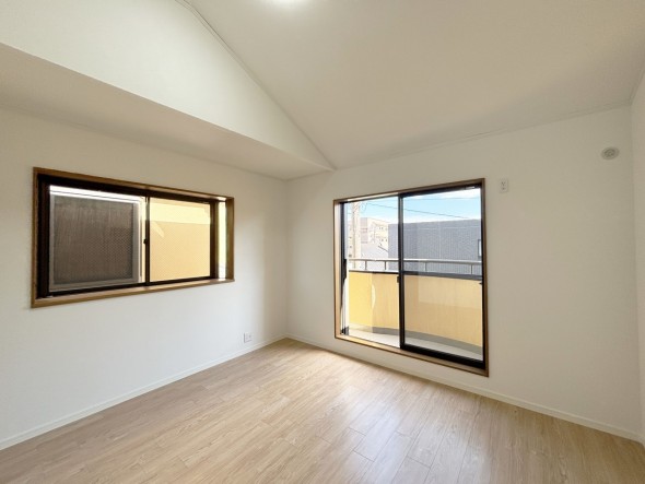 一日の疲れをいやしてくれる主寝室。時を忘れて過ごす場所として過ごせるお部屋です。