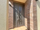 お客様をお迎えする玄関は落ち着いた雰囲気。
