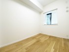 洋室4.1帖。フローリングの部屋は清潔感があり、日々のお掃除も楽で助かります。