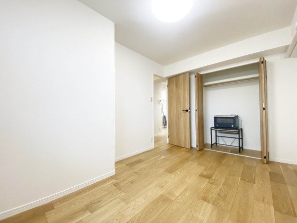 洋室6帖。フローリングの部屋は清潔感があり、日々のお掃除も楽で助かります。