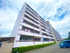 マンション外観。生活利便性に優れた立地環境。
