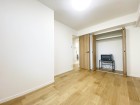 洋室6帖。フローリングの部屋は清潔感があり、日々のお掃除も楽で助かります。