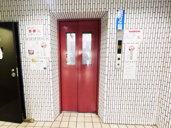 エレベーター付きのマンションです。
