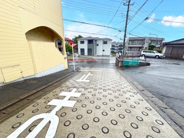 整備された前面道路です。