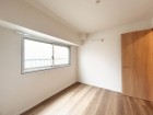 洋室4.5帖。フローリングの部屋は清潔感があり、日々のお掃除も楽で助かります。