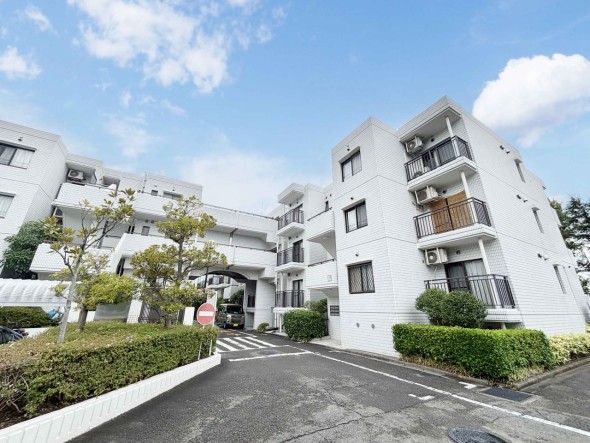 爽やかな青空の下に贅沢なほどに降り注ぐ陽光、豊かな居住性と、クオリティが見事に調和した住空間は、住まうことの喜びを感じさせてくれ