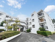 爽やかな青空の下に贅沢なほどに降り注ぐ陽光、豊かな居住性と、クオリティが見事に調和した住空間は、住まうことの喜びを感じさせてくれ