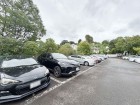 敷地内駐車場がございます。空き状況等に関しましてはお気軽にお問い合わせください。