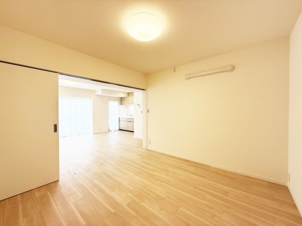洋室7帖。一日の疲れをいやしてくれる主寝室。時を忘れて過ごす場所として過ごせるお部屋です。