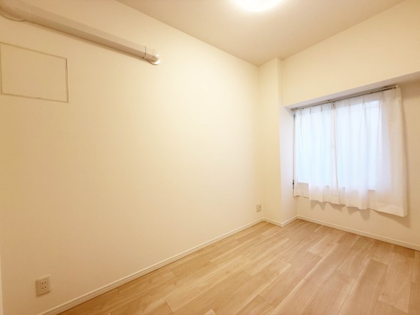洋室4.4帖。フローリングの部屋は清潔感があり、日々のお掃除も楽で助かります。