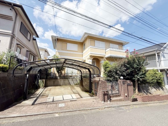 爽やかな青空の下に贅沢なほどに降り注ぐ陽光、豊かな居住性と、クオリティが見事に調和した住空間は、住まうことの喜びを感じさせてくれ