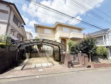 爽やかな青空の下に贅沢なほどに降り注ぐ陽光、豊かな居住性と、クオリティが見事に調和した住空間は、住まうことの喜びを感じさせてくれ