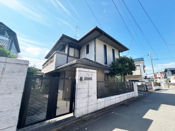 爽やかな青空の下に贅沢なほどに降り注ぐ陽光、豊かな居住性と、クオリティが見事に調和した住空間は、住まうことの喜びを感じさせてくれ