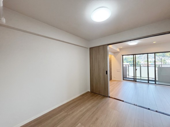 フローリングの部屋は清潔感があり、日々のお掃除も楽で助かりますね！