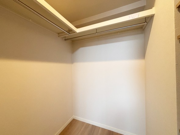 たっぷり入るウォークインクローゼットは奥行きがあるのでたくさん収納できます。
