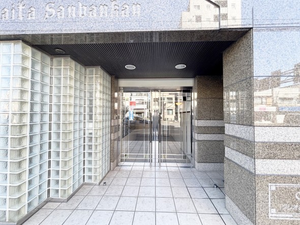 お客様をお迎えする玄関は落ち着いた雰囲気。帰り着くたびに洗練されたテイストの空間に迎えられ誇りと喜びを感じる玄関まわりです。