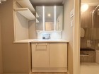 十分な大きさの洗面台は、身だしなみチェックや歯磨きなど、朝の慌ただしい時間でも余裕とゆとりを感じて頂けます。