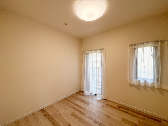 フローリングの部屋は清潔感があり、日々のお掃除も楽で助かりますね！