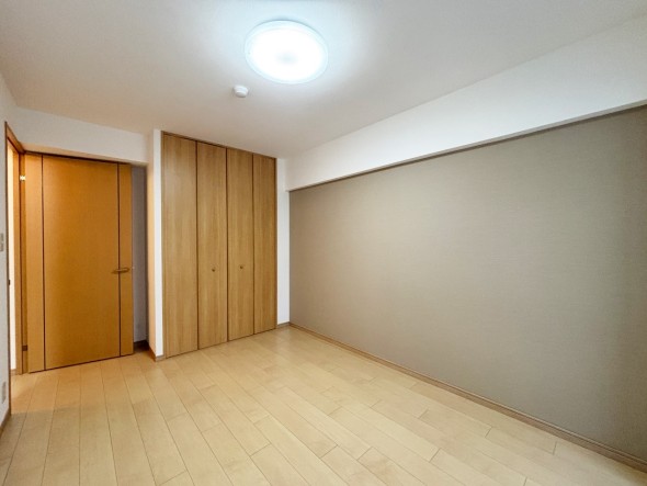 フローリングの部屋は清潔感があり、日々のお掃除も楽で助かりますね！