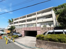 爽やかな青空の下に贅沢なほどに降り注ぐ陽光、豊かな居住性と、クオリティが見事に調和した住空間は、住まうことの喜びを感じさせてくれ
