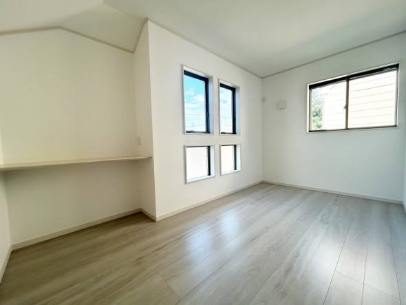 フローリングの部屋は清潔感があり、日々のお掃除も楽で助かりますね！