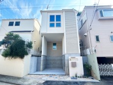爽やかな青空の下に贅沢なほどに降り注ぐ陽光、豊かな居住性と、クオリティが見事に調和した住空間は、住まうことの喜びを感じさせてくれ