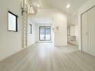 家族と過ごす時間を大切にしたい方にぴったりの明るくゆとりある住空間です。
