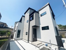爽やかな青空の下に贅沢なほどに降り注ぐ陽光、豊かな居住性と、クオリティが見事に調和した住空間は、住まうことの喜びを感じさせてくれ