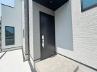 お客様をお迎えする玄関は落ち着いた雰囲気。