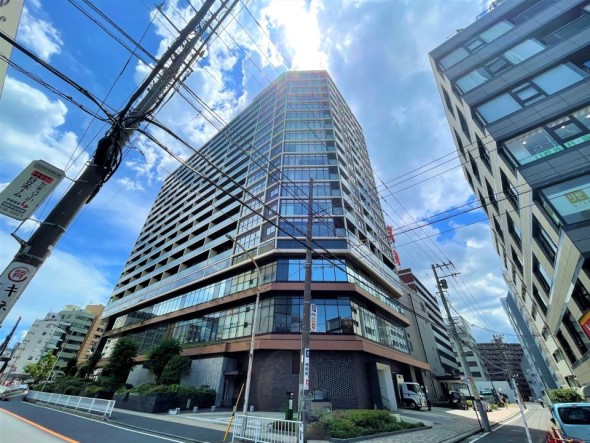 マンション外観。生活利便性に優れた立地環境。