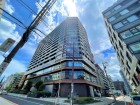 マンション外観。生活利便性に優れた立地環境。