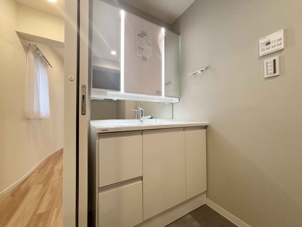 真っ白な洗面台で、気持ちの良い朝を迎えられそうです。