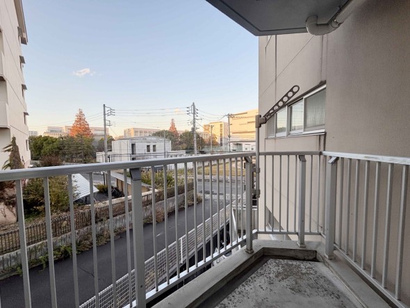 日差しの差し込むバルコニー