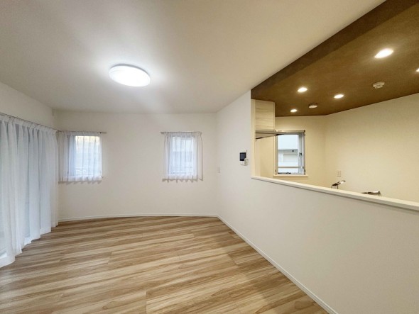 キッチンからはリビング全体が見渡せる設計。 小さなお子様が遊ぶ様子を見守りながらお料理ができますね。