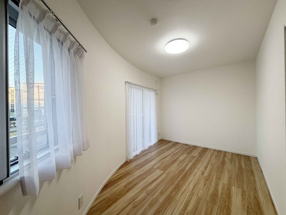 明るくあたたかな居室では、朝の目覚めも気持ちよく起きられます。