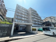 爽やかな青空の下に贅沢なほどに降り注ぐ陽光、豊かな居住性と、クオリティが見事に調和した住空間は、住まうことの喜びを感じさせてくれ