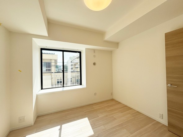 フローリングの部屋は清潔感があり、日々のお掃除も楽で助かりますね！