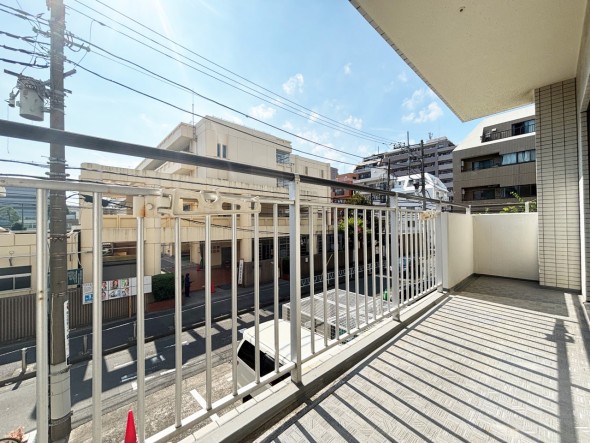 日差しの差し込むバルコニー