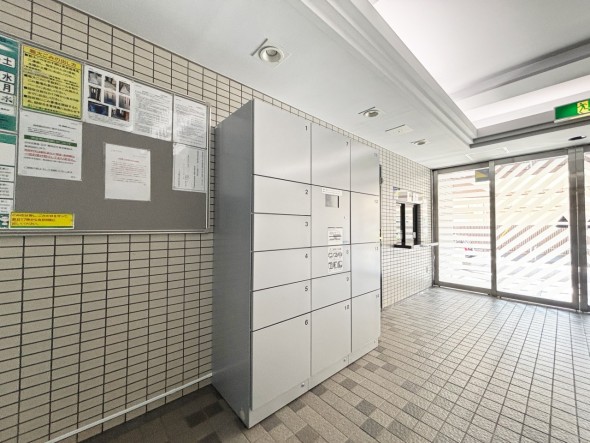 宅配ボックスがあるためご不在時であってもお帰りの際に大きな荷物をお受け取りいただけます。