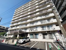 爽やかな青空の下に贅沢なほどに降り注ぐ陽光、豊かな居住性と、クオリティが見事に調和した住空間は、住まうことの喜びを感じさせてくれ