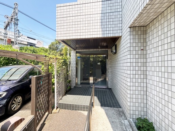 お客様をお迎えする玄関は落ち着いた雰囲気。帰り着くたびに洗練されたテイストの空間に迎えられ誇りと喜びを感じる玄関まわりです。