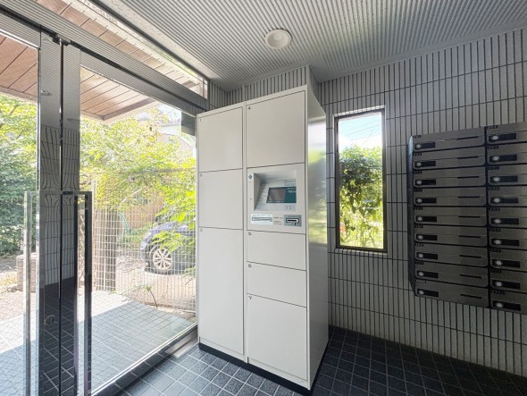 宅配ボックスがあるためご不在時であってもお帰りの際に大きな荷物をお受け取りいただけます。