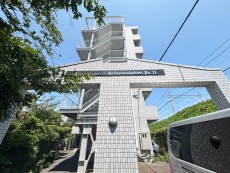 爽やかな青空の下に贅沢なほどに降り注ぐ陽光、豊かな居住性と、クオリティが見事に調和した住空間は、住まうことの喜びを感じさせてくれ